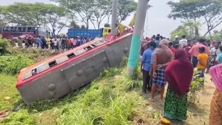 ফরিদপুরে বাস দুর্ঘটনায় ৭ জন নিহত