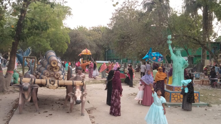চাঁপাইনবাবগঞ্জের বিনোদন স্পটগুলোয় উপচে পড়া ভিড়