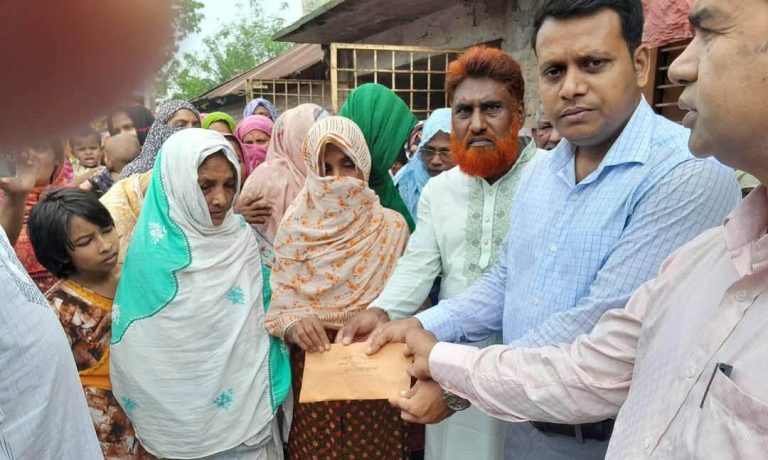 শিবগঞ্জে বজ্রপাতে নিহত দুই পরিবারকে অর্থ সহায়তা