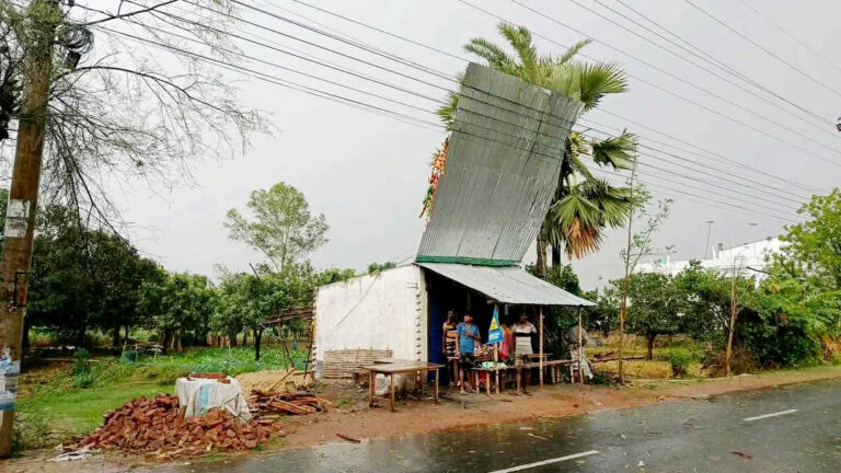 গোমস্তাপুর-নাচোলে ঝড় ও শিলাবৃষ্টি আম-বোরো ধান ও সবজির ক্ষতি