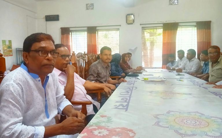 নাচোল পাইলট উচ্চ বিদ্যালয়ে শিক্ষকদের কর্মবিরতি