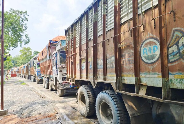 সোনামসজিদ স্থলবন্দর : কাস্টমস কর্মকর্তাদের কর্ম বিরতির কারণে আটকা পড়েছে পণ্যবাহী অর্ধশত ভারতীয় ট্রাক