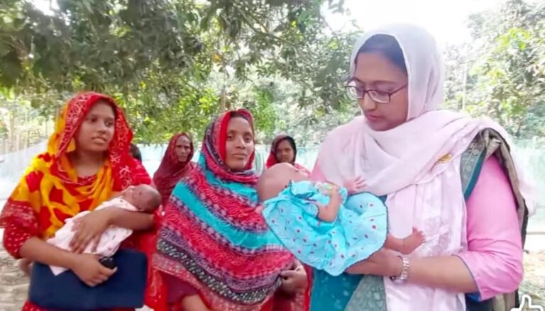 যমজ তিন সন্তান দেখতে গেলেন গোমস্তাপুর ইউএনও