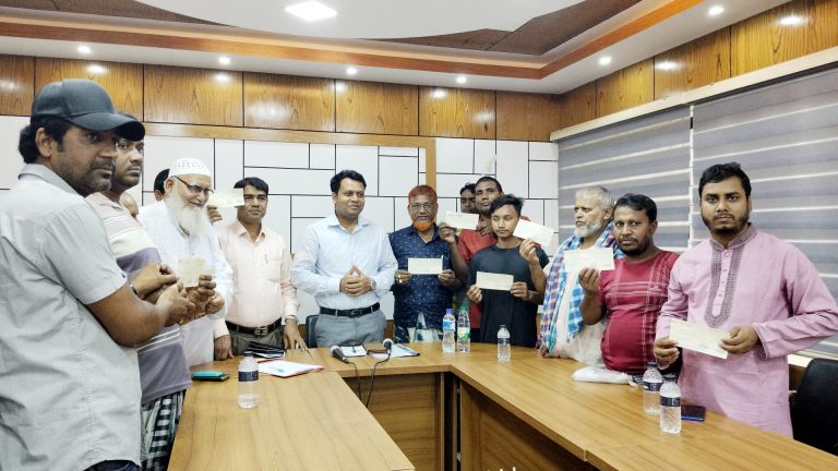 শিবগঞ্জে আগুনে ক্ষতিগ্রস্ত পরিবারকে আর্থিক অনুদান প্রশাসনের