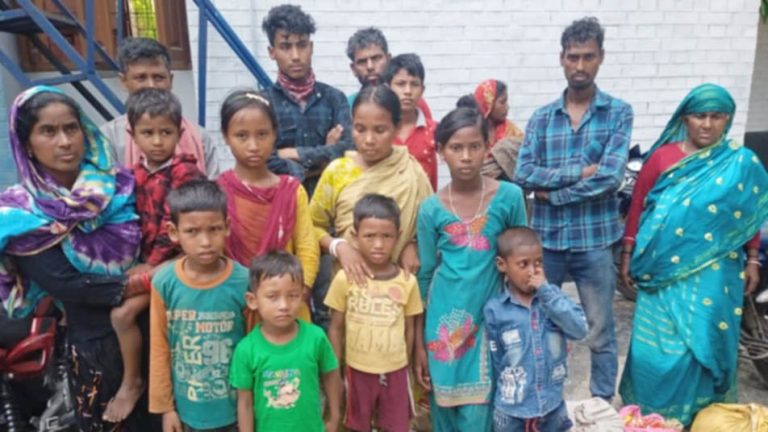 গোমস্তাপুর সীমান্তে পুশইন : পরিবারের কাছে হস্তান্তর করা হলো ১৭ জনকে