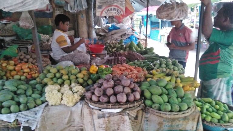 সপ্তাহের বাজারদর : বেড়েছে খোলা আটার দাম