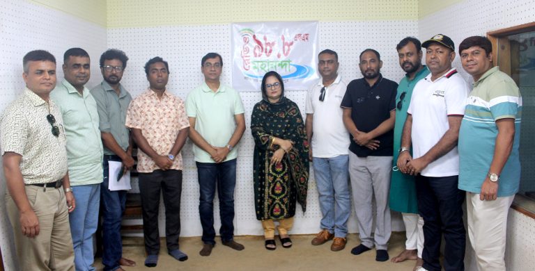 রেডিও মহানন্দা ঘুরে দেখল রাজশাহী বেতারের প্রতিনিধি দল