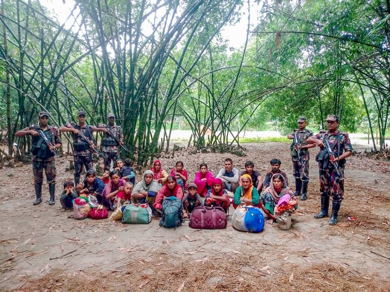 চাঁপাইনবাবগঞ্জের শিবগঞ্জের সীমান্তে বৃষ্টির মধ্যেই শিশুসহ ২০ জনকে পুশইন করেছে বিএসএফ