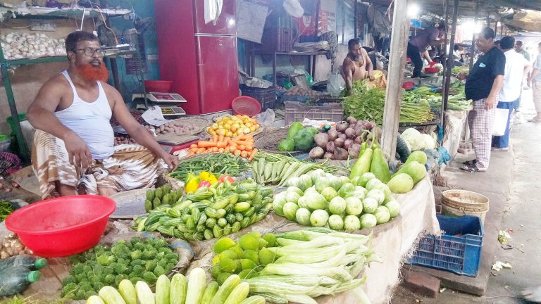 সপ্তাহের বাজারদর : সবজির দাম ঊর্ধ্বমুখি দেশী মুরগিতে স্বস্তি