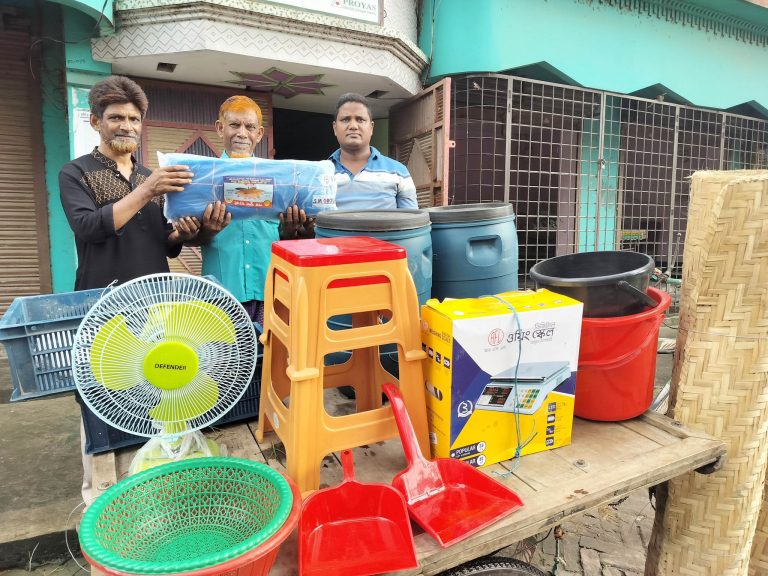নাচোলে কৃষককে উপকরণ দিল প্রয়াস