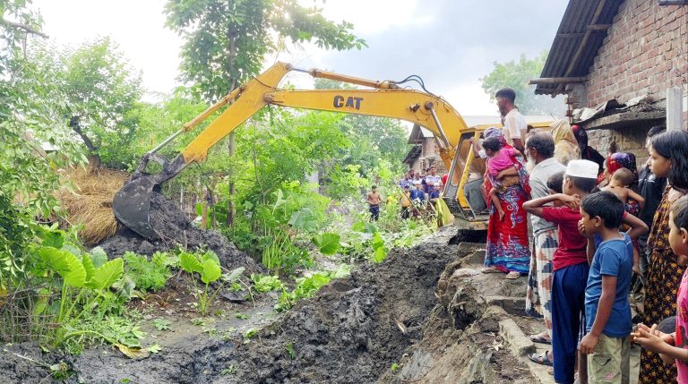 ভোলাহাটে জলাবদ্ধতা দূর করতে উদ্যোগ নিলেন ইউএনও