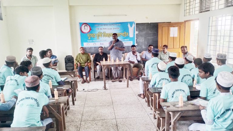 পলশায় প্রয়াসের দুধের পুষ্টি বিষয়ক ক্যাম্পেইন
