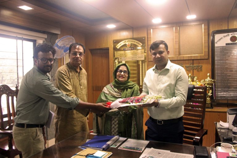 চাঁপাইনবাবগঞ্জ সদর উপজেলার নবাগত ইউএনও’কে রেডিও মহানন্দার ফুলেল শুভেচ্ছা