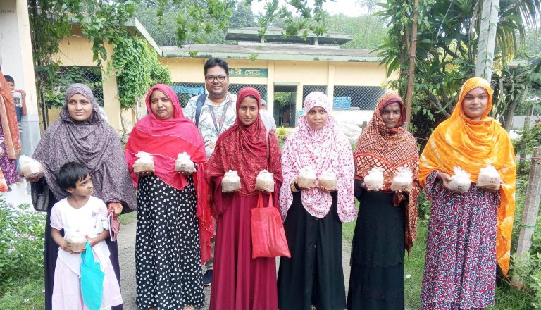 শিশু ও মায়ের পুষ্টি চাহিদা পূরণে মাশরুম বিতরণ