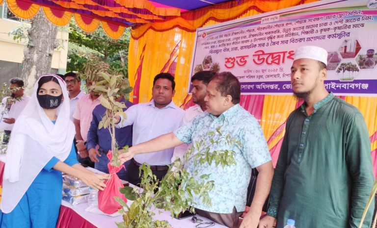 ভোলাহাট ও নাচোলে গাছের চারা, সার ও বীজ বিতরণ
