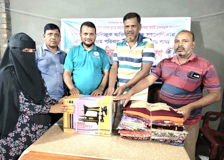 গোমস্তাপুরে সেলাইমেশিন ও কাপড় দেয়া হলো অসহায় এক নারীকে