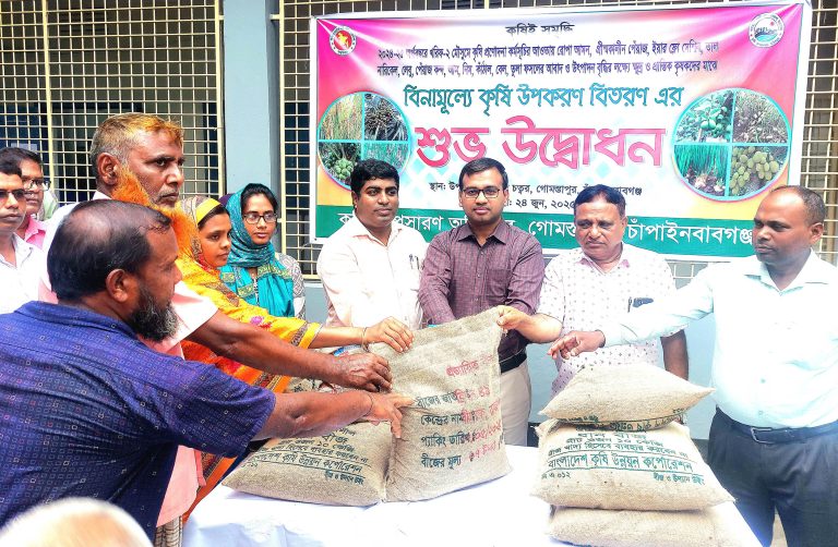 গোমস্তাপুরে বিনামূল্য কৃষি উপকরণ বিতরণ