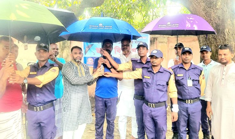 রহনপুর পৌরসভার ট্রাফিকদের মধ্যে ছাতা বিতরণ