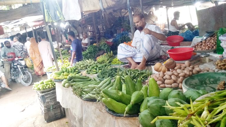 সপ্তাহের বাজারদর : মুরগিতে স্বস্তি উঠতি সবজির দাম