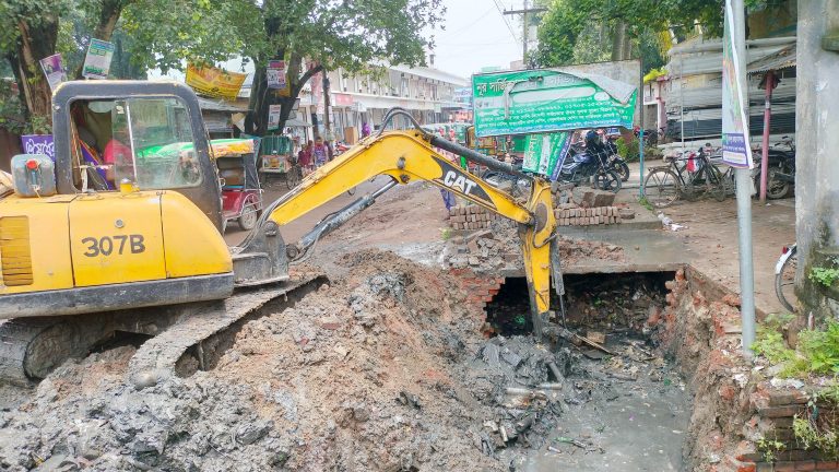 ভোলাহাটের মেডিকেল মোড়-বজরাটেক সড়ক : দীর্ঘদিনের জলাবদ্ধতা থেকে স্বস্তি পেতে যাচ্ছে এলাকাবাসী