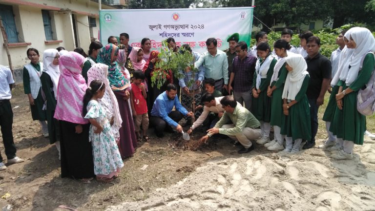 চাঁপাইনবাবগঞ্জে এক শহীদ এক বৃক্ষ কর্মসূচি পালন