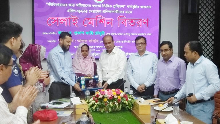 প্রশিক্ষণার্থীদের মধ্যে বিতরণ করা হলো সেলাইমেশিন