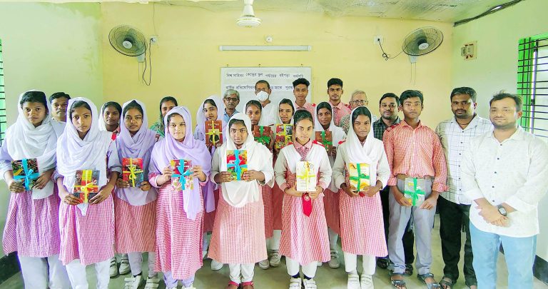 বই পড়া প্রতিযোগিতা : আলোর পাঠশালায় বিজয়ীদের মধ্যে পুরস্কার বিতরণ