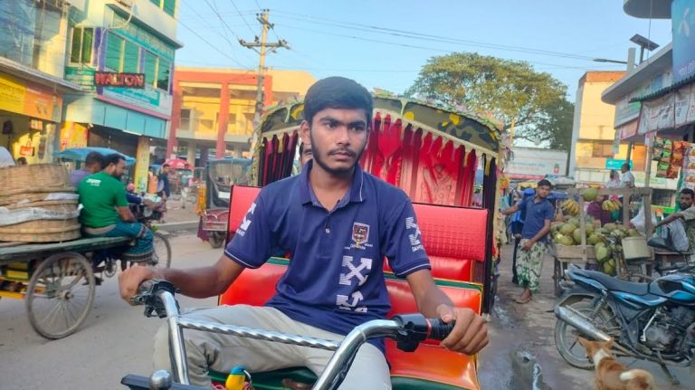 ভোলাহাটের রোমান আলী শিশুবয়সেই ধরেছেন সংসারের হাল পড়াশোনা চালিয়ে পেলেন এ প্লাস