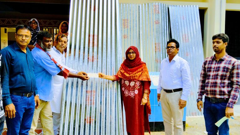 নাচোলে ঝড়ে ক্ষতিগ্রস্তদের মধ্যে ঢেউটিন খাবার ও অর্থ বিতরণ