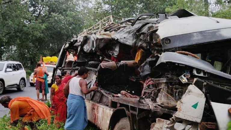 ঝাড়খণ্ডে বাস-ট্রাকের মধ্যে ভয়াবহ সংঘর্ষ, ১৮ পুণ্যার্থী নিহত