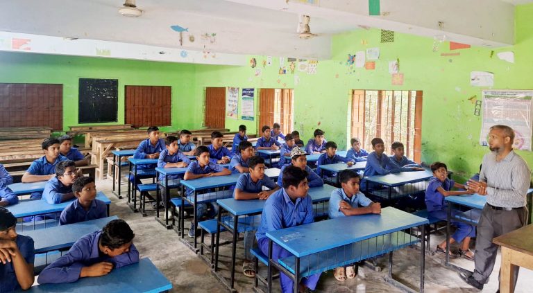 সড়ক দুর্ঘটনা রোধে হরিপুরে শিক্ষার্থীদের সঙ্গে আলোচনা