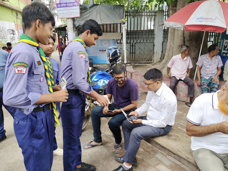 ডেঙ্গু প্রতিরোধে সচেতনামূলক প্রচারপত্র বিলি করলেন স্কাউট সদস্যরা