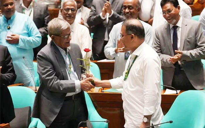 নতুন রাষ্ট্রপতিকে লাল গোলাপ দিয়ে শুভেচ্ছা জানালেন  প্রধানমন্ত্রী