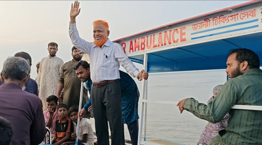 চাঁপাইনবাবগঞ্জে চরাঞ্চলের মানুষের জন্য নৌ-অ্যাম্বুলেন্স দিলেন বুলবুল এমপি