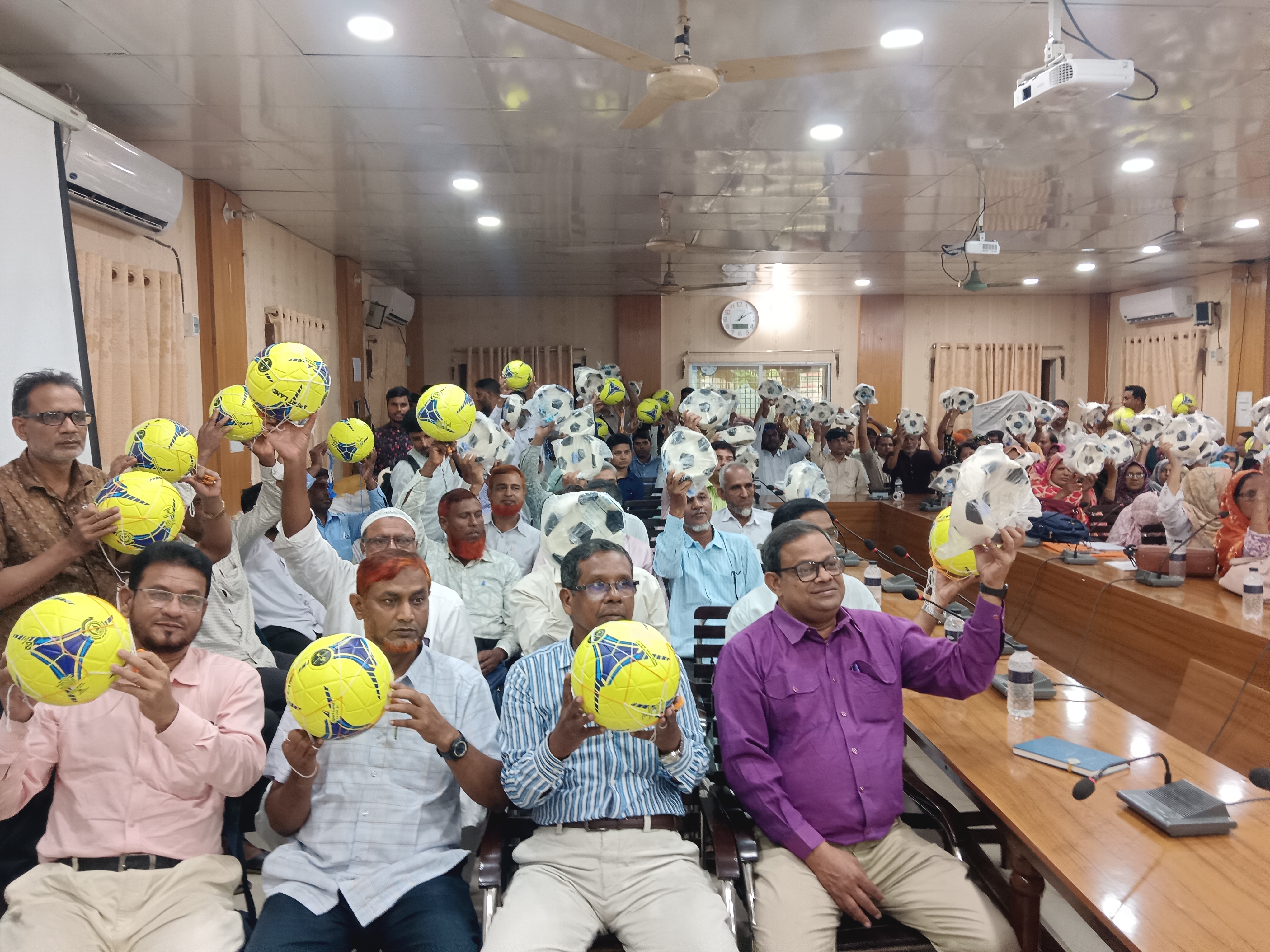 গোমস্তাপুরে ১১৯টি   শিক্ষাপ্রতিষ্ঠানে   দেয়া হলো   ফুটবল