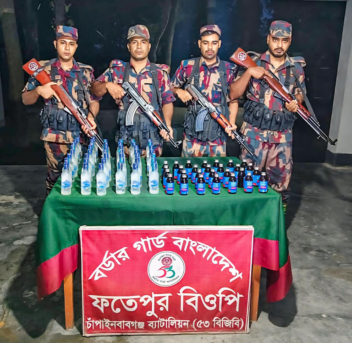 ৫৩ বিজিবির অভিযানে শিবগঞ্জ সীমান্তে  জব্দ ভারতীয় মদ  ও ফেনসিডিল