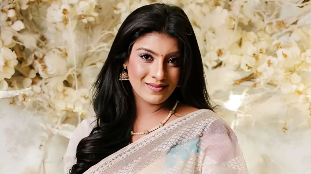 প্রথমবারের মতো মিউজিক ভিডিওতে কবিতা পাঠ করলেন মৌ