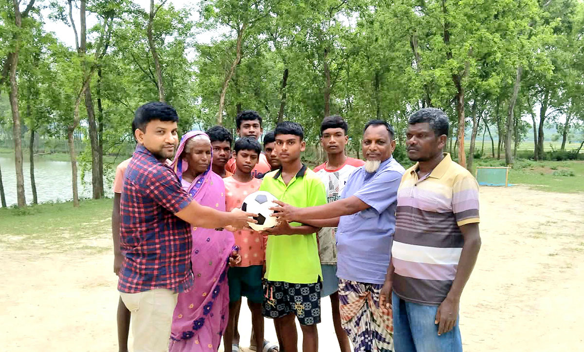 গোমস্তাপুরে ক্ষুদ্র নৃগোষ্ঠীর সদস্যদের দেয়া হলো ফুটবল