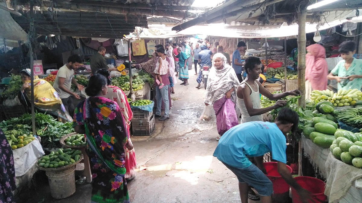 সপ্তাহের বাজারদর  : দেশী মুরগির কেজি ৬০০ টাকা