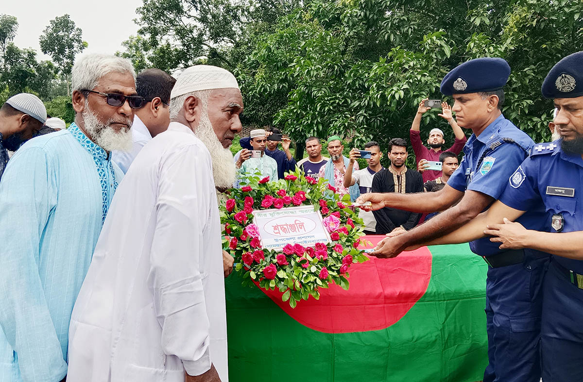 গোমস্তাপুরে বীর মুক্তিযোদ্ধা  আনোয়ার হোসেনের  দাফন সম্পন্ন
