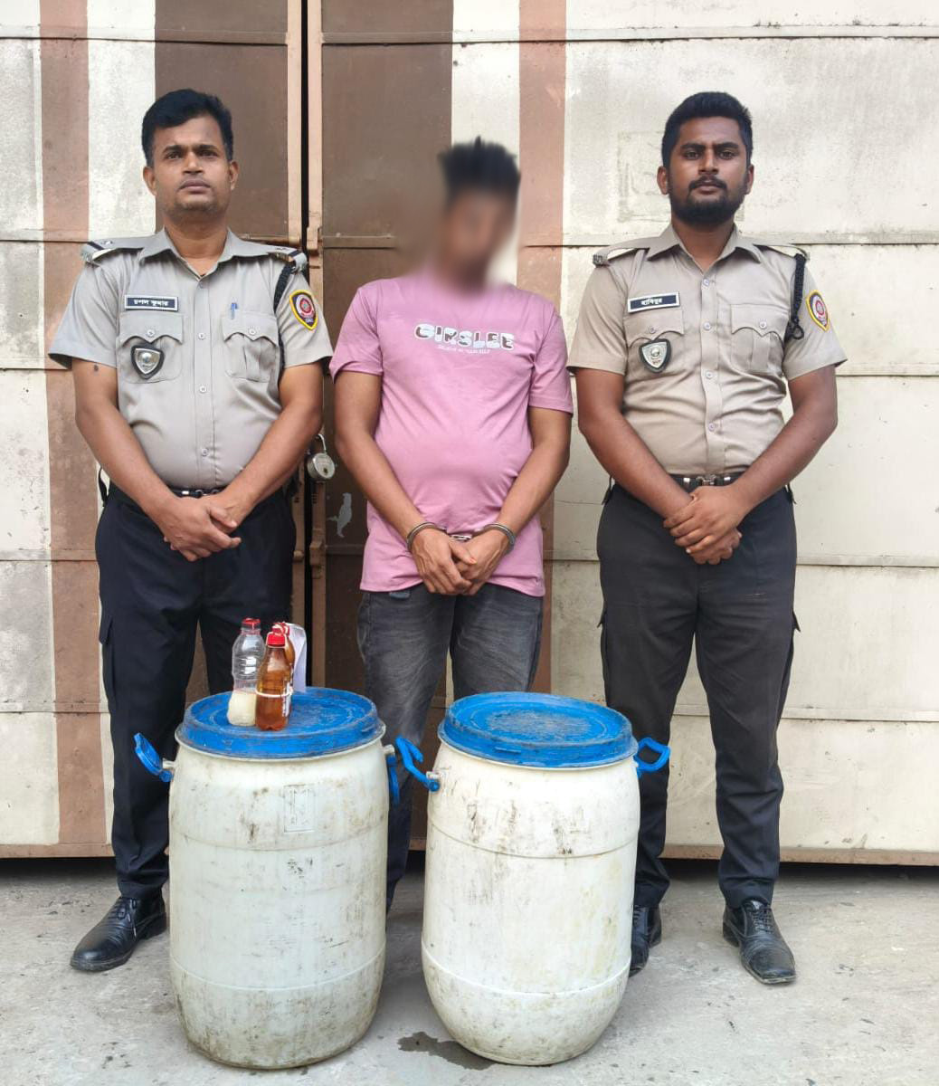 গোমস্তাপুরে ডিএনসির অভিযান :   ১২০ লিটার   চোলাইমদসহ  গ্রেপ্তার এক