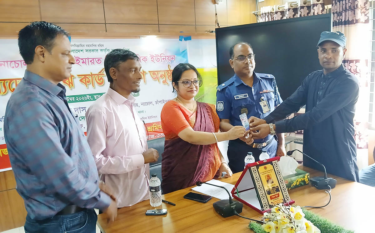 নাচোলে ইমারত নির্মাণ শ্রমিকদের মধ্যে পরিচিতি কার্ড বিতরণ