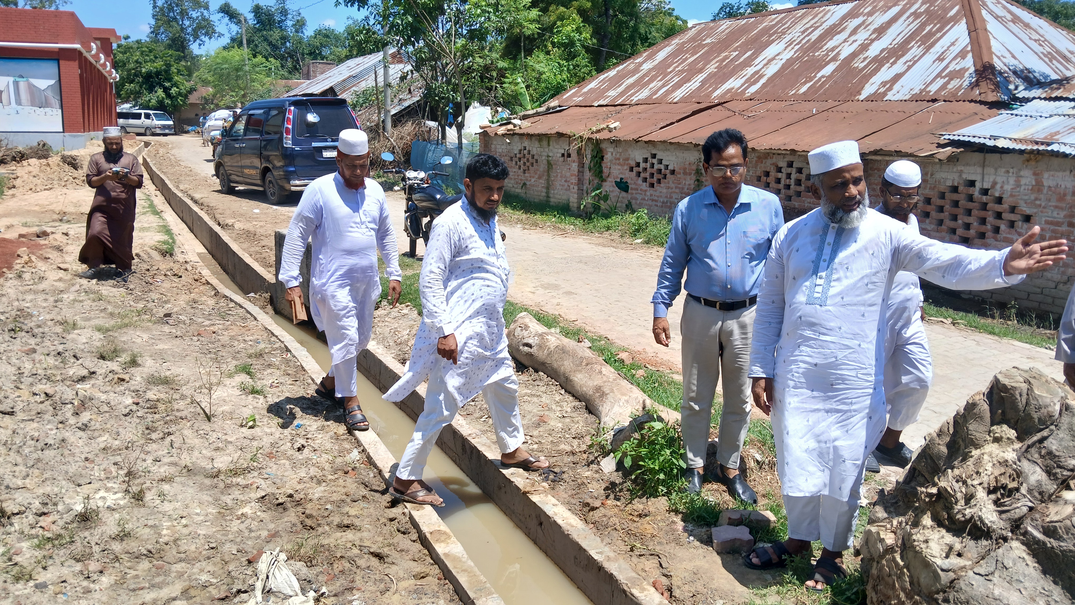নাচোলে উন্নয়ন কাজ পরিদর্শন এমপি ড. মিজানের