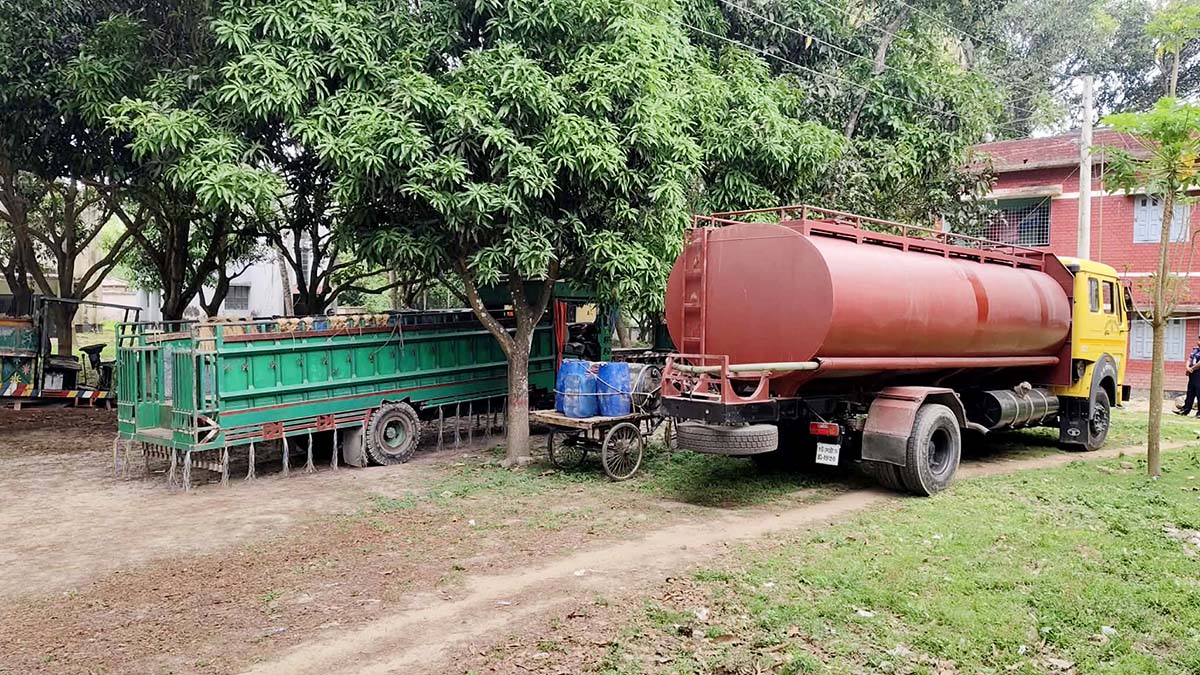 ভোলাহাটে পাচারের অভিযোগে  মধ্যরাতে তেলবাহী গাড়ি জব্দ