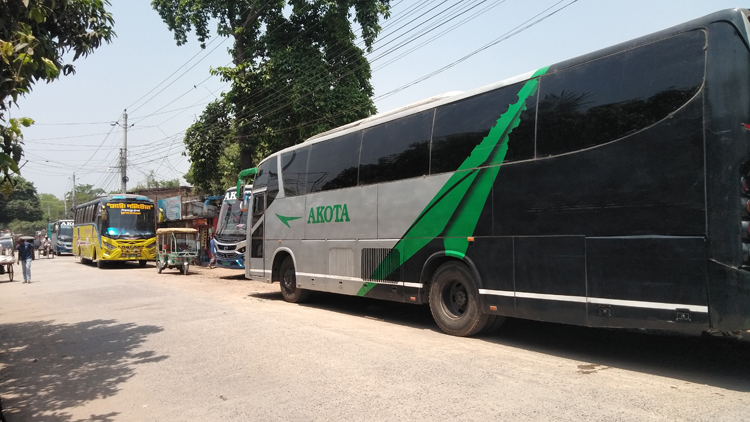 চাঁপাইনবাবগঞ্জে স্বাভাবিক হয়েছে বাস চলাচল