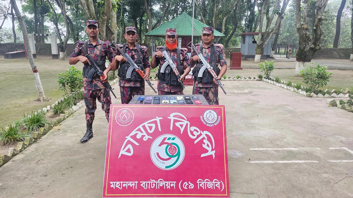 ৫৯ বিজিবি’র অভিযানে ভোলাহাটে জব্দ ১৬টি ভারতীয় চোরাই মোবাইল ফোন