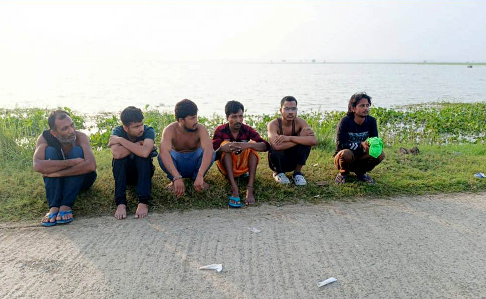 গোমস্তাপুরের রামদাসপুর সীমান্তে বিএসএফের ৬ জনকে  পুশইনের চেষ্টা রুখে  দিয়েছে বিজিবি