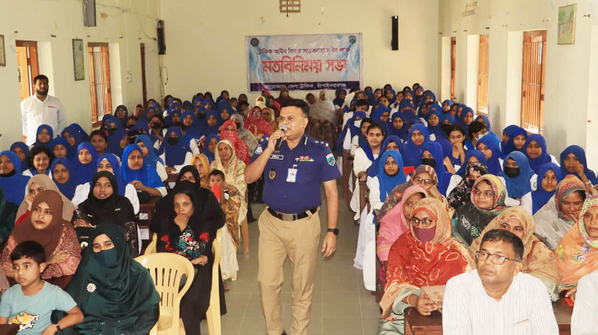 সচেতনতার বার্তা নিয়ে এবার নবাবগঞ্জ সরকারি বালিকা উচ্চ  বিদ্যালয়ে পুলিশ সুপার