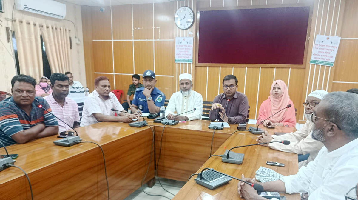 গোমস্তাপুরে আমচাষি, ব্যবসায়ী ও আড়তদার সমিতির মতবিনিময় সভা