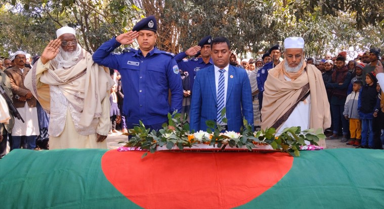 নাচোলে রাষ্ট্রীয় মর্যাদায় বীর মুক্তিযোদ্ধা জিল্লুর রহমানের দাফন সম্পন্ন
